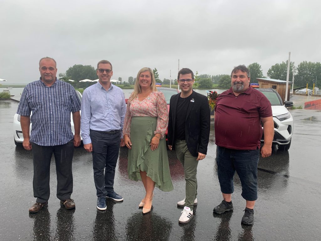 Présents sur la photo de gauche à droite : 

- M. Serge Désilets, président de Taxi Coop - Sorel-Tracy. 


- M. Simon Berthiaume, directeur général de la STC de Pierre-De Saurel

- Mme Maud Allaire, mairesse de Contrecoeur

- M. Vincent Deguise, président du conseil d'administration de la STC, maire de St-Joseph-de-Sorel et préfet de la MRC de Pierre-De Saurel

- M. Patrice Rainville, directeur de Taxi Coop - Sorel-Tracy. 

Crédit photo : M. Sylvain Latour, directeur des communications et de affaires publiques de la ville de Contrecoeur. 